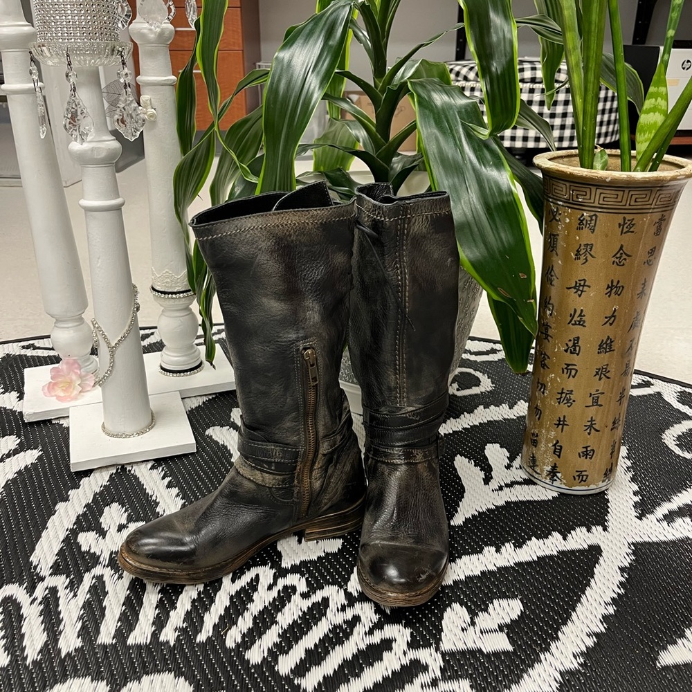 Bed Stu leather womens boots. Brownish/grey color. Lace up back